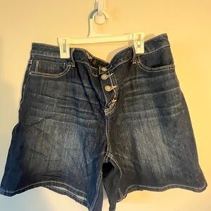Simply Vera dark blue shorts. Mid rise. Size 16